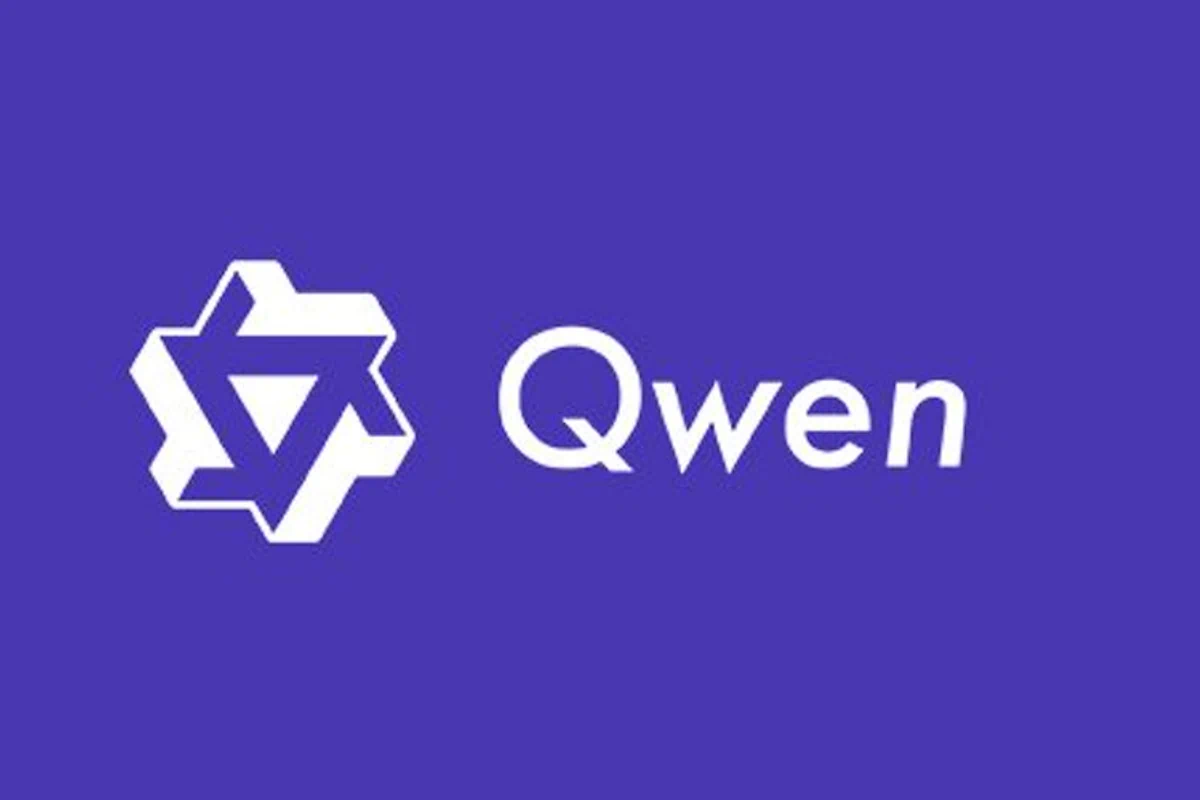 Logo Qwen em branco, com símbolo 3D de engrenagem e triângulo interno, sobre fundo roxo.
