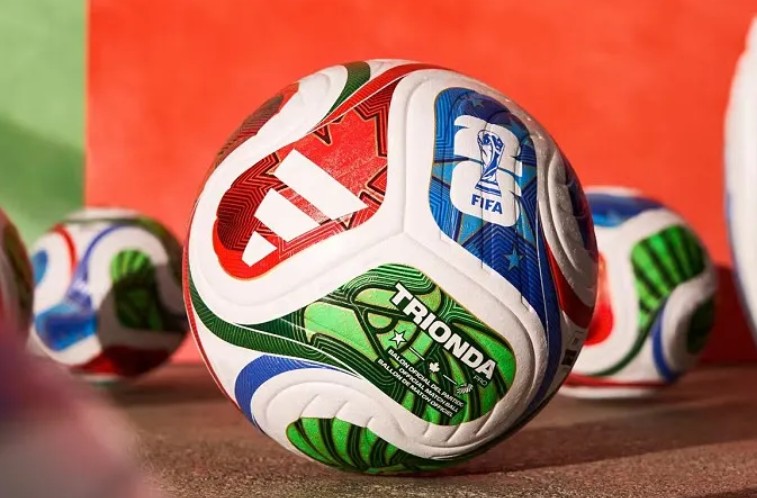 Bola da Copa do Mundo com tecnologia de chip interno e sistema VAR em ação, mostrando linhas de impedimento em um campo de futebol.